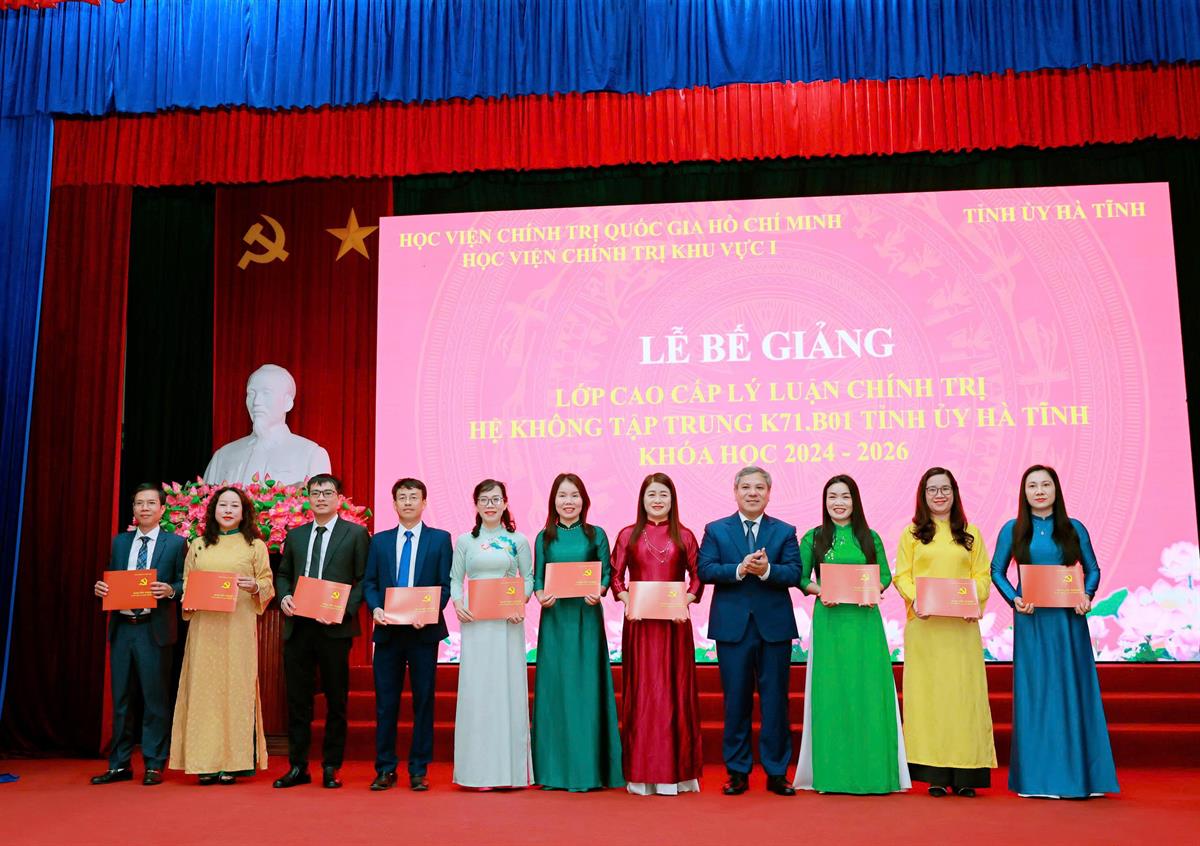 Bế giảng lớp Cao cấp lý luận chính trị hệ không tập trung K71.B01 Tỉnh ủy Hà Tĩnh, khóa học 2024-2026. 