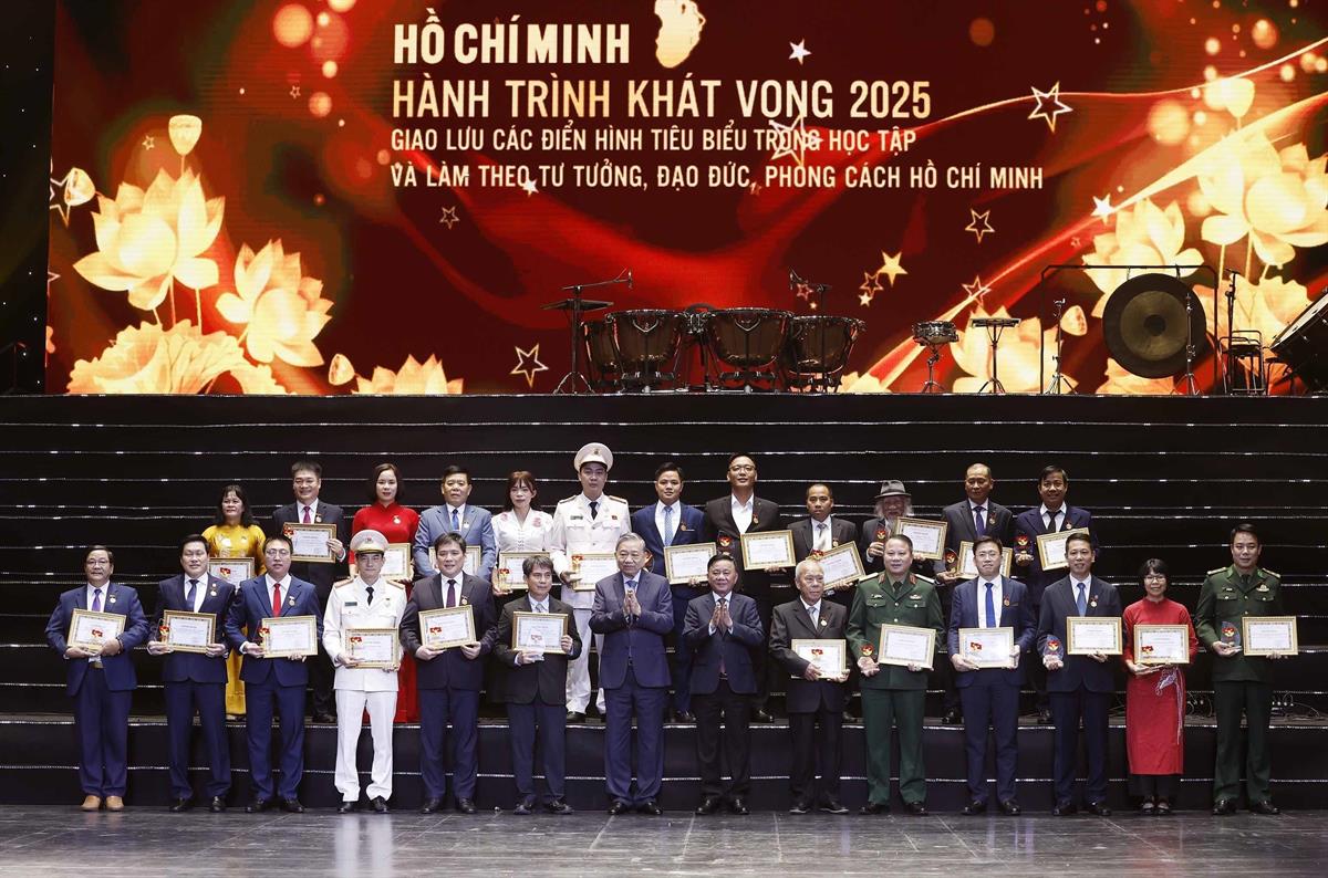 Chuyển biến từ học tập và làm theo sang thực hành tư tưởng, đạo đức, phong cách Hồ Chí Minh - Yêu cầu khách quan trong kỷ nguyên mới 